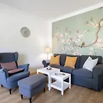 Amy Apartman *
