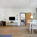 Amy Apartman *